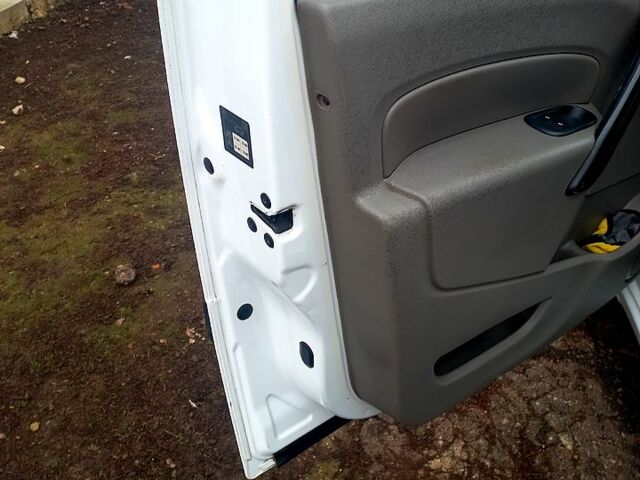 Белый Рено Кенгу, объемом двигателя 1.6 л и пробегом 195 тыс. км за 5800 $, фото 2 на Automoto.ua