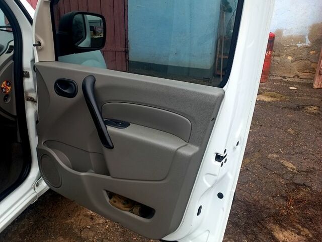 Белый Рено Кенгу, объемом двигателя 1.6 л и пробегом 195 тыс. км за 5800 $, фото 6 на Automoto.ua