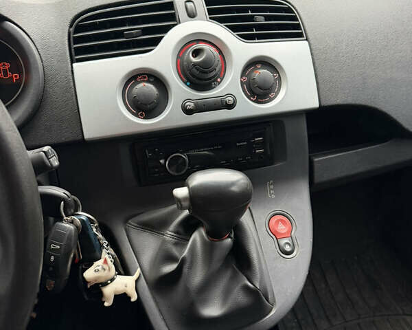 Белый Рено Кенгу, объемом двигателя 0 л и пробегом 128 тыс. км за 3000 $, фото 5 на Automoto.ua