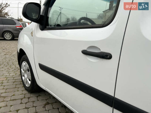 Белый Рено Кенгу, объемом двигателя 1.5 л и пробегом 262 тыс. км за 5750 $, фото 18 на Automoto.ua