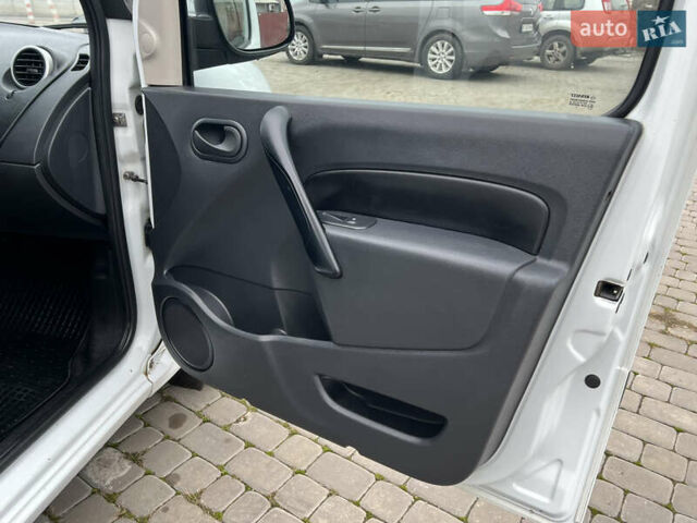 Белый Рено Кенгу, объемом двигателя 1.5 л и пробегом 262 тыс. км за 5750 $, фото 47 на Automoto.ua