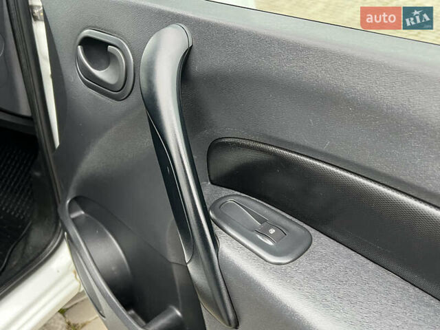 Белый Рено Кенгу, объемом двигателя 1.5 л и пробегом 262 тыс. км за 5750 $, фото 48 на Automoto.ua