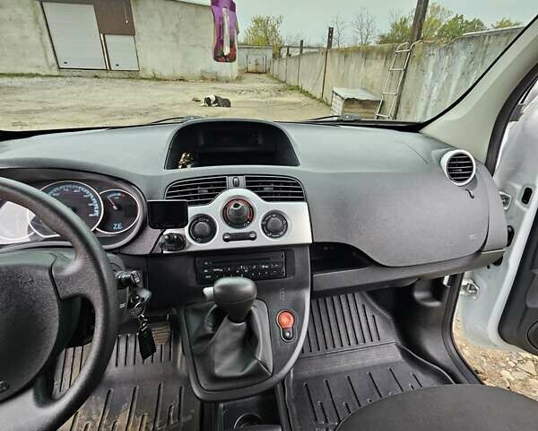 Белый Рено Кенгу, объемом двигателя 0 л и пробегом 62 тыс. км за 6000 $, фото 14 на Automoto.ua