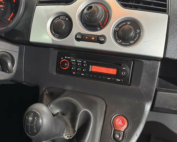 Белый Рено Кенгу, объемом двигателя 1.5 л и пробегом 273 тыс. км за 4100 $, фото 9 на Automoto.ua