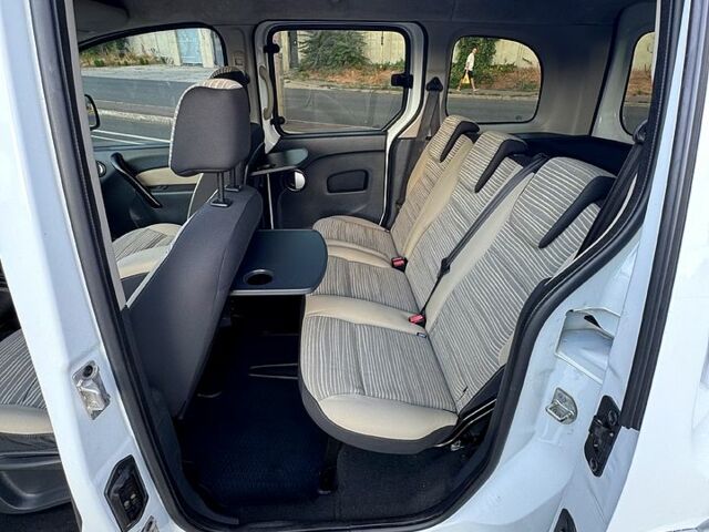 Белый Рено Кенгу, объемом двигателя 1.6 л и пробегом 285 тыс. км за 7999 $, фото 6 на Automoto.ua