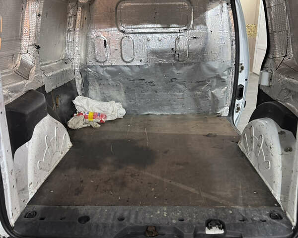 Белый Рено Кенгу, объемом двигателя 1.5 л и пробегом 273 тыс. км за 4100 $, фото 12 на Automoto.ua