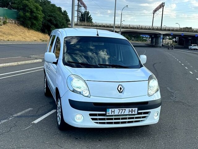 Белый Рено Кенгу, объемом двигателя 1.6 л и пробегом 285 тыс. км за 7999 $, фото 1 на Automoto.ua