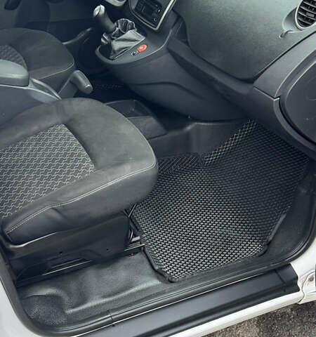 Белый Рено Кенгу, объемом двигателя 1.46 л и пробегом 234 тыс. км за 7700 $, фото 20 на Automoto.ua