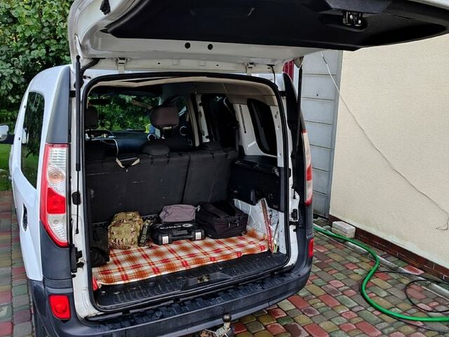 Белый Рено Кенгу, объемом двигателя 1.4 л и пробегом 189 тыс. км за 7600 $, фото 5 на Automoto.ua