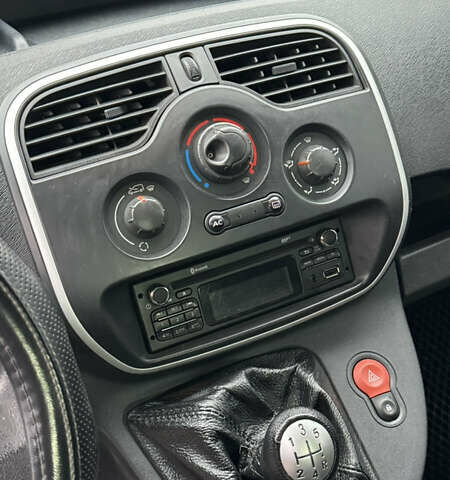 Белый Рено Кенгу, объемом двигателя 1.46 л и пробегом 234 тыс. км за 7700 $, фото 19 на Automoto.ua