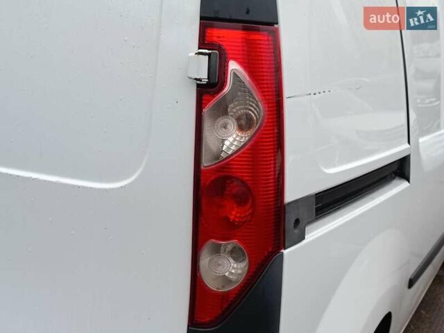 Белый Рено Кенгу, объемом двигателя 1.5 л и пробегом 330 тыс. км за 6490 $, фото 7 на Automoto.ua