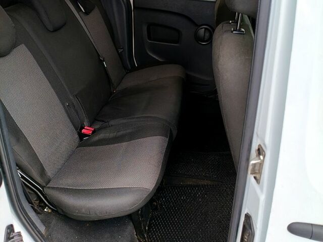 Белый Рено Кенгу, объемом двигателя 1.5 л и пробегом 253 тыс. км за 8300 $, фото 5 на Automoto.ua