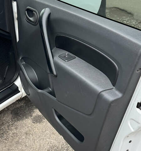 Белый Рено Кенгу, объемом двигателя 1.46 л и пробегом 234 тыс. км за 7700 $, фото 21 на Automoto.ua