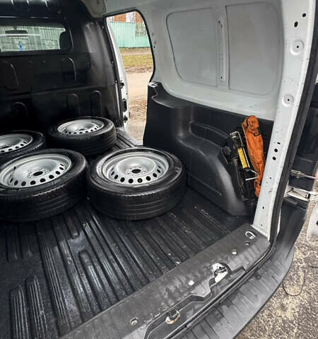 Белый Рено Кенгу, объемом двигателя 1.46 л и пробегом 234 тыс. км за 7700 $, фото 11 на Automoto.ua