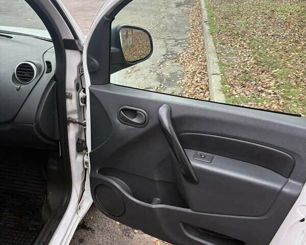 Белый Рено Кенгу, объемом двигателя 1.46 л и пробегом 289 тыс. км за 7250 $, фото 6 на Automoto.ua