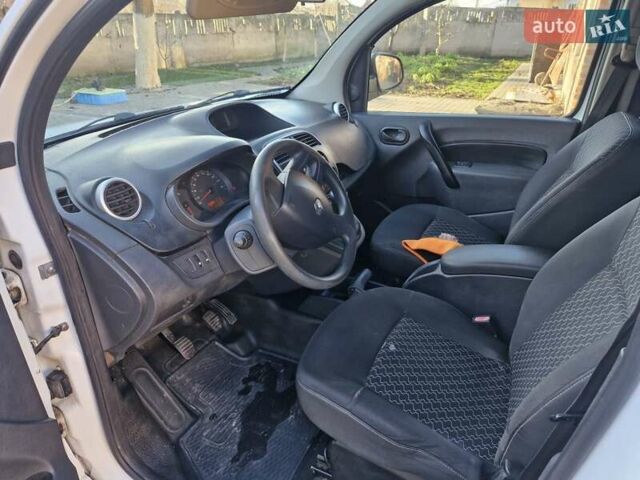 Белый Рено Кенгу, объемом двигателя 1.5 л и пробегом 325 тыс. км за 6200 $, фото 5 на Automoto.ua