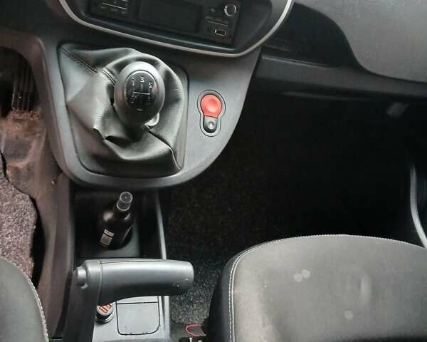 Белый Рено Кенгу, объемом двигателя 1.46 л и пробегом 200 тыс. км за 6800 $, фото 10 на Automoto.ua