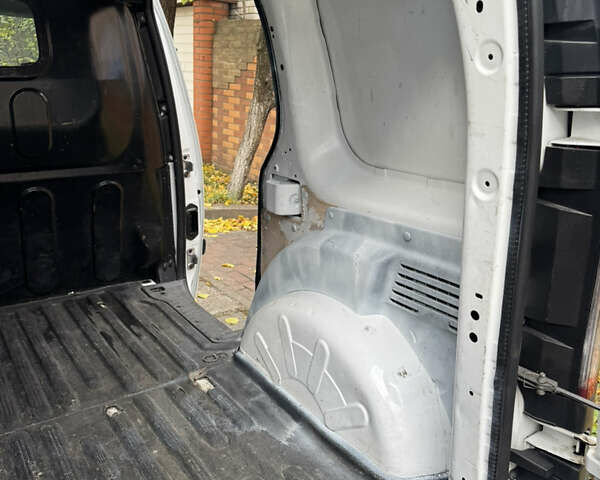 Белый Рено Кенгу, объемом двигателя 1.46 л и пробегом 328 тыс. км за 6800 $, фото 9 на Automoto.ua