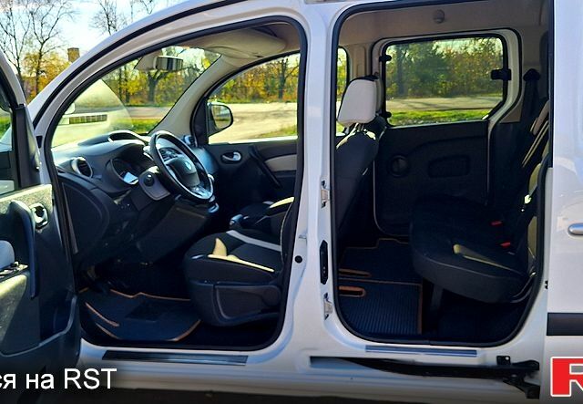 Білий Рено Кєнгу, об'ємом двигуна 1.5 л та пробігом 64 тис. км за 12500 $, фото 8 на Automoto.ua