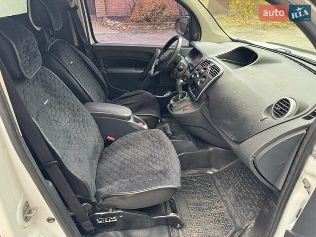 Белый Рено Кенгу, объемом двигателя 1.46 л и пробегом 328 тыс. км за 6800 $, фото 11 на Automoto.ua