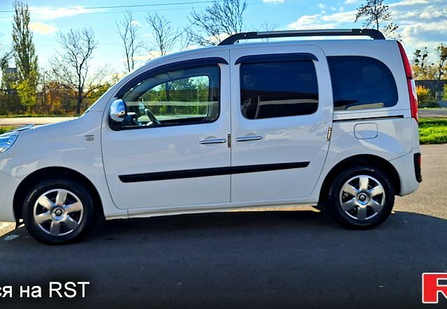 Білий Рено Кєнгу, об'ємом двигуна 1.5 л та пробігом 64 тис. км за 12500 $, фото 3 на Automoto.ua