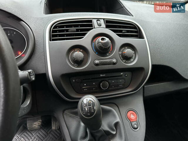 Білий Рено Кєнгу, об'ємом двигуна 1.5 л та пробігом 211 тис. км за 7999 $, фото 25 на Automoto.ua