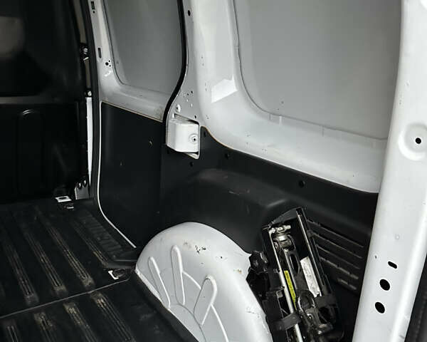 Білий Рено Кєнгу, об'ємом двигуна 1.5 л та пробігом 211 тис. км за 7999 $, фото 23 на Automoto.ua