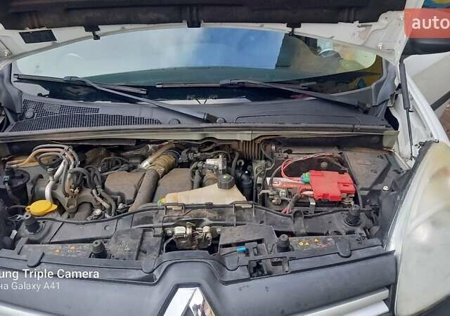 Белый Рено Кенгу, объемом двигателя 1.46 л и пробегом 276 тыс. км за 9000 $, фото 11 на Automoto.ua