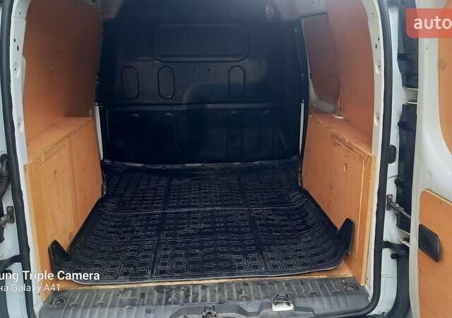 Белый Рено Кенгу, объемом двигателя 1.46 л и пробегом 276 тыс. км за 9000 $, фото 10 на Automoto.ua