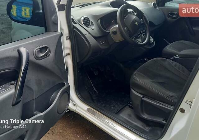 Белый Рено Кенгу, объемом двигателя 1.46 л и пробегом 276 тыс. км за 9000 $, фото 6 на Automoto.ua