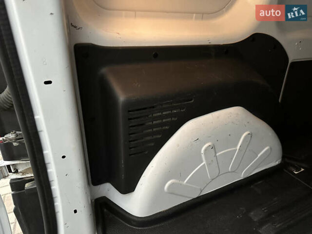 Білий Рено Кєнгу, об'ємом двигуна 1.5 л та пробігом 211 тис. км за 7999 $, фото 17 на Automoto.ua