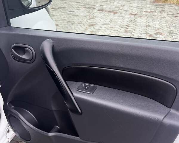 Білий Рено Кєнгу, об'ємом двигуна 0 л та пробігом 9 тис. км за 6100 $, фото 6 на Automoto.ua