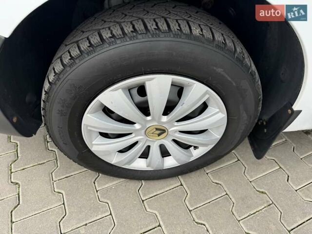 Белый Рено Кенгу, объемом двигателя 1.5 л и пробегом 205 тыс. км за 9600 $, фото 20 на Automoto.ua