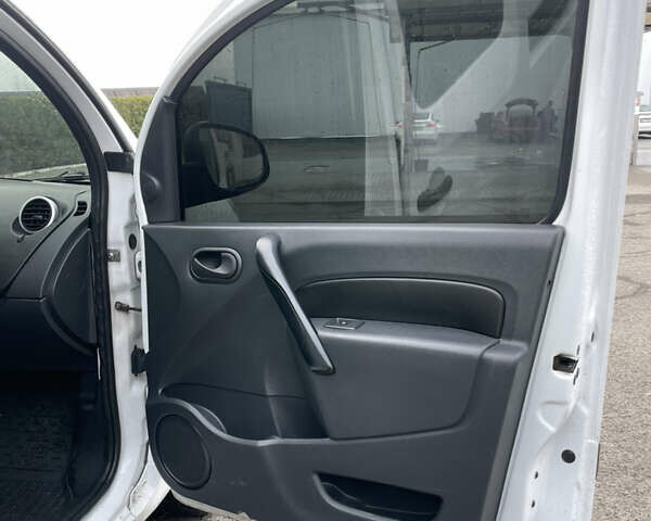 Белый Рено Кенгу, объемом двигателя 1.46 л и пробегом 161 тыс. км за 8200 $, фото 17 на Automoto.ua