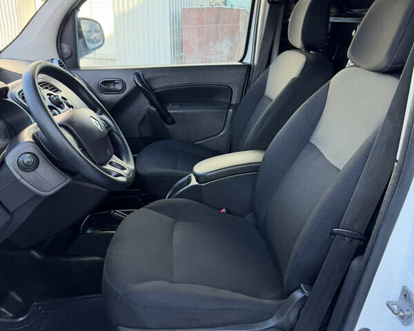 Белый Рено Кенгу, объемом двигателя 0 л и пробегом 52 тыс. км за 10500 $, фото 91 на Automoto.ua