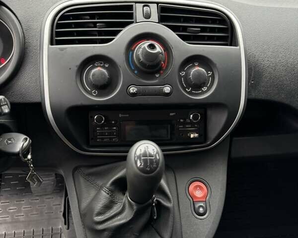 Белый Рено Кенгу, объемом двигателя 1.5 л и пробегом 205 тыс. км за 9600 $, фото 13 на Automoto.ua