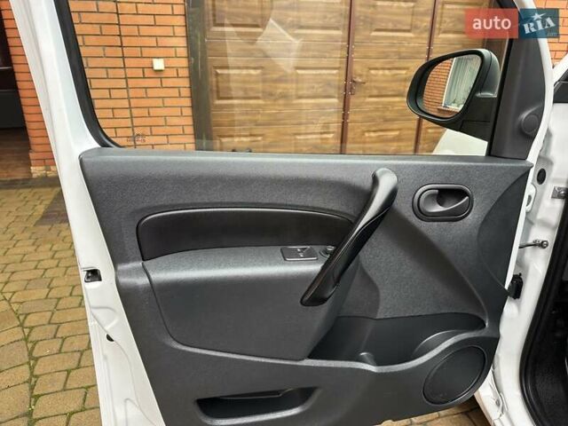 Белый Рено Кенгу, объемом двигателя 0 л и пробегом 25 тыс. км за 12400 $, фото 25 на Automoto.ua