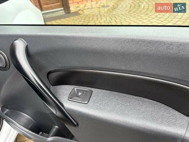 Белый Рено Кенгу, объемом двигателя 0 л и пробегом 25 тыс. км за 12400 $, фото 56 на Automoto.ua