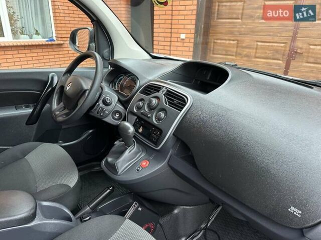 Белый Рено Кенгу, объемом двигателя 0 л и пробегом 25 тыс. км за 12400 $, фото 57 на Automoto.ua