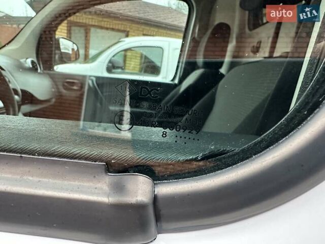 Белый Рено Кенгу, объемом двигателя 0 л и пробегом 25 тыс. км за 12400 $, фото 24 на Automoto.ua