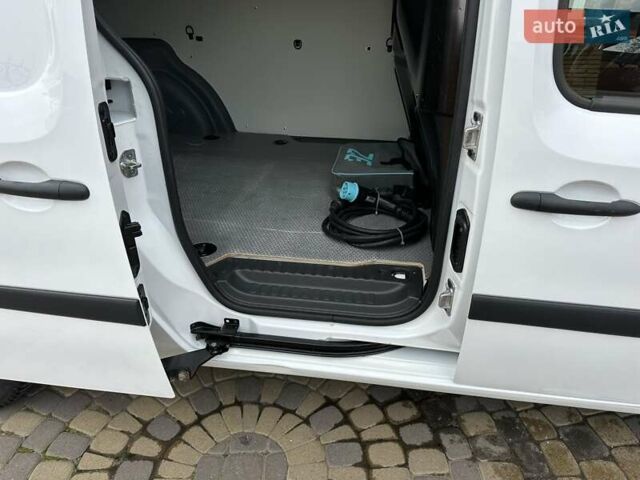 Білий Рено Кєнгу, об'ємом двигуна 0 л та пробігом 27 тис. км за 12800 $, фото 52 на Automoto.ua