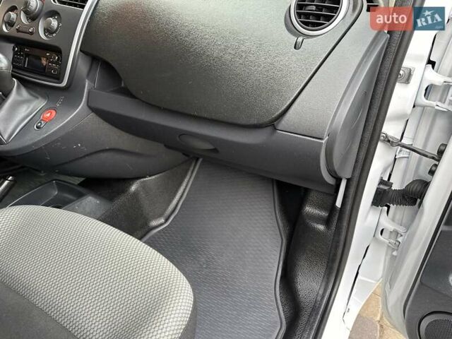 Білий Рено Кєнгу, об'ємом двигуна 0 л та пробігом 27 тис. км за 12800 $, фото 59 на Automoto.ua