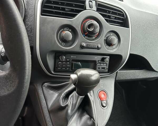 Белый Рено Кенгу, объемом двигателя 0 л и пробегом 25 тыс. км за 12400 $, фото 34 на Automoto.ua