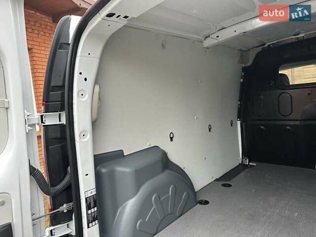 Белый Рено Кенгу, объемом двигателя 0 л и пробегом 25 тыс. км за 12400 $, фото 40 на Automoto.ua