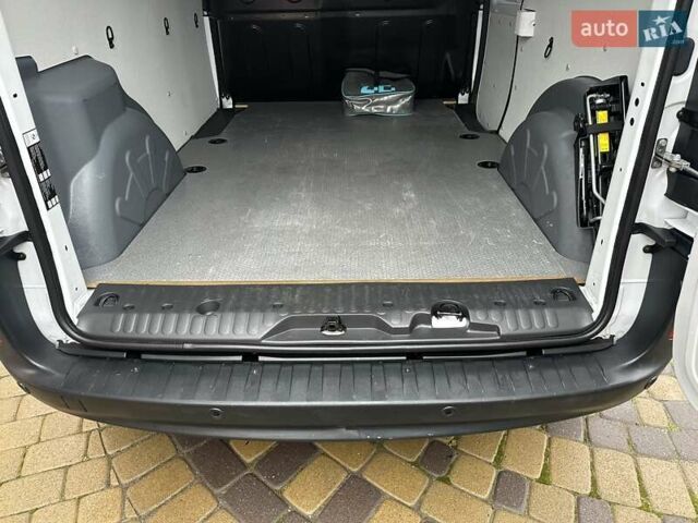 Белый Рено Кенгу, объемом двигателя 0 л и пробегом 25 тыс. км за 12400 $, фото 39 на Automoto.ua