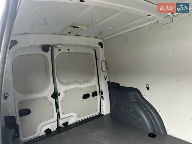 Белый Рено Кенгу, объемом двигателя 0 л и пробегом 25 тыс. км за 12400 $, фото 53 на Automoto.ua