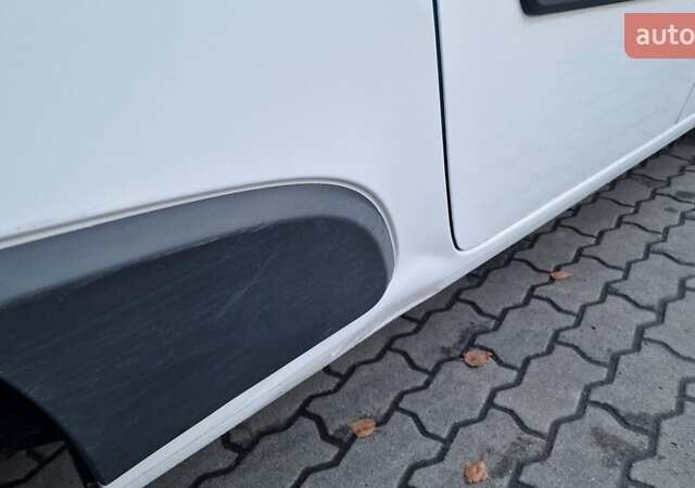 Белый Рено Кенгу, объемом двигателя 0 л и пробегом 92 тыс. км за 9600 $, фото 12 на Automoto.ua