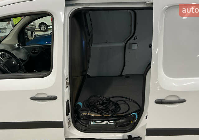 Белый Рено Кенгу, объемом двигателя 0 л и пробегом 27 тыс. км за 13100 $, фото 17 на Automoto.ua