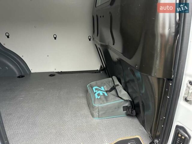 Белый Рено Кенгу, объемом двигателя 0 л и пробегом 25 тыс. км за 12400 $, фото 51 на Automoto.ua