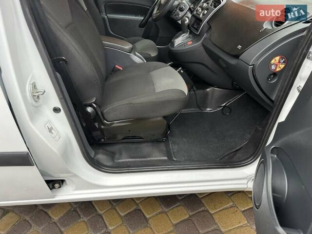 Белый Рено Кенгу, объемом двигателя 0 л и пробегом 25 тыс. км за 12400 $, фото 55 на Automoto.ua